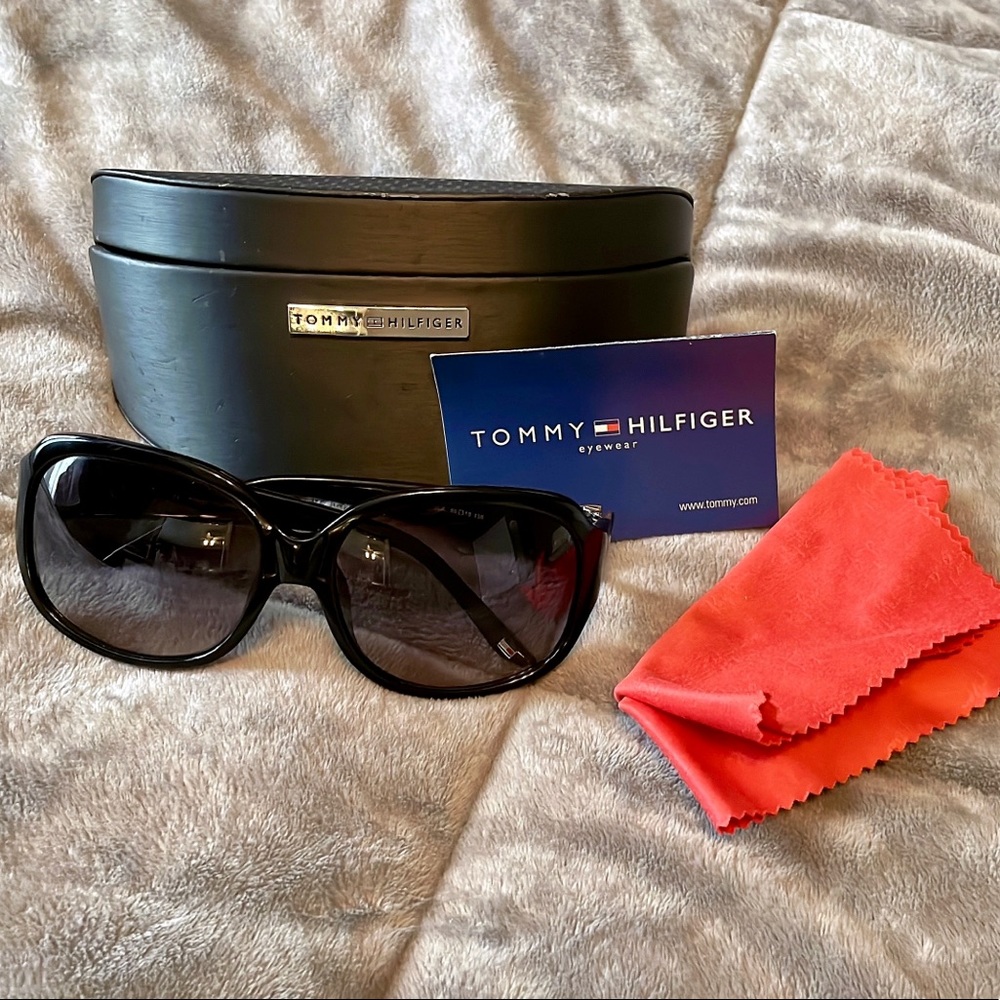 Tommy Hilfiger Black sunglasses 🕶